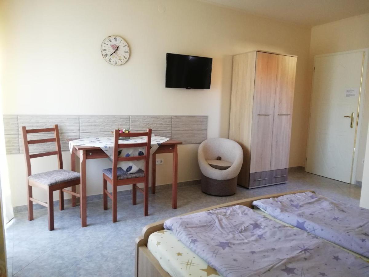 Imola Es Andrea Apartmanhaz Хайдусобосло