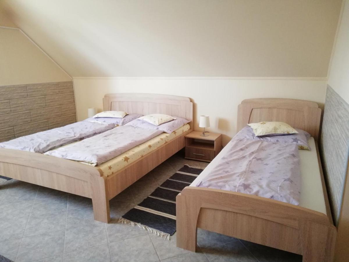 Imola Es Andrea Apartmanhaz Хайдусобосло